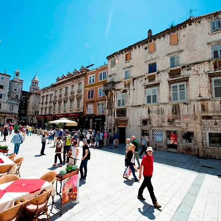Sunny With Free Private Parking Split