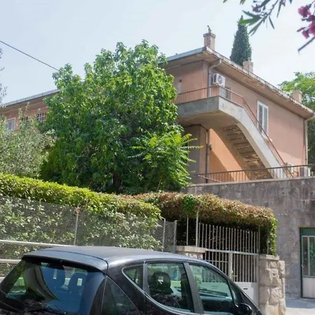 Sunny With Free Private Parking Apartment *
