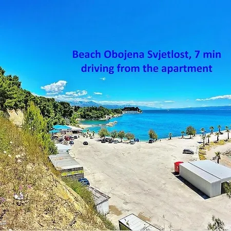 Sunny With Free Private Parking Apartment *
